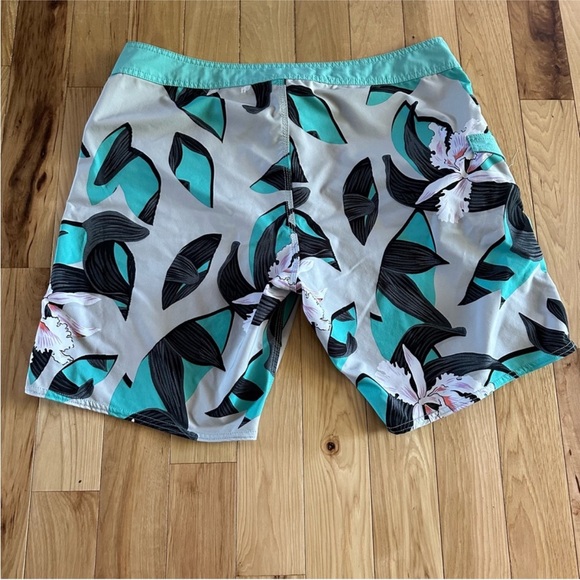 Men’s size 38 Volcom hybrid swim shorts - Picture 2 of 3